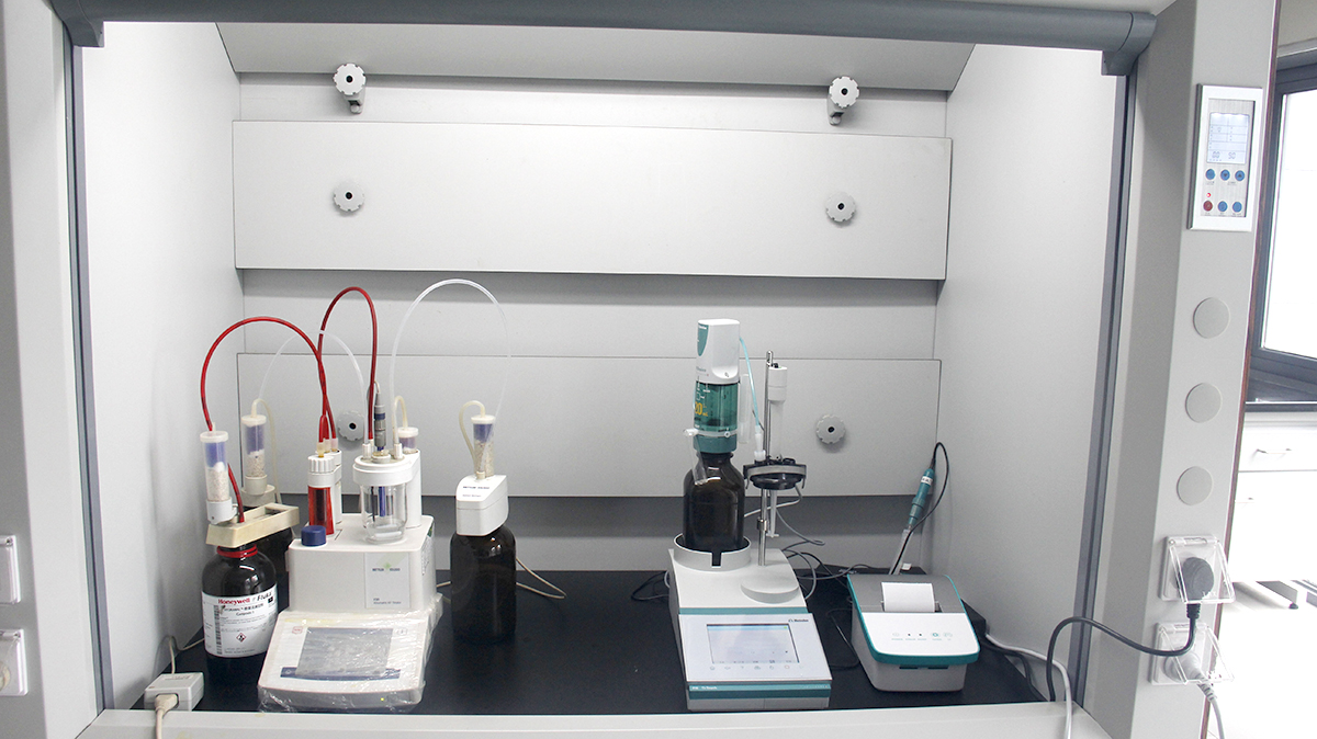 水分(fēn)測(ce)定仪咊(he)自動(dòng)滴定仪